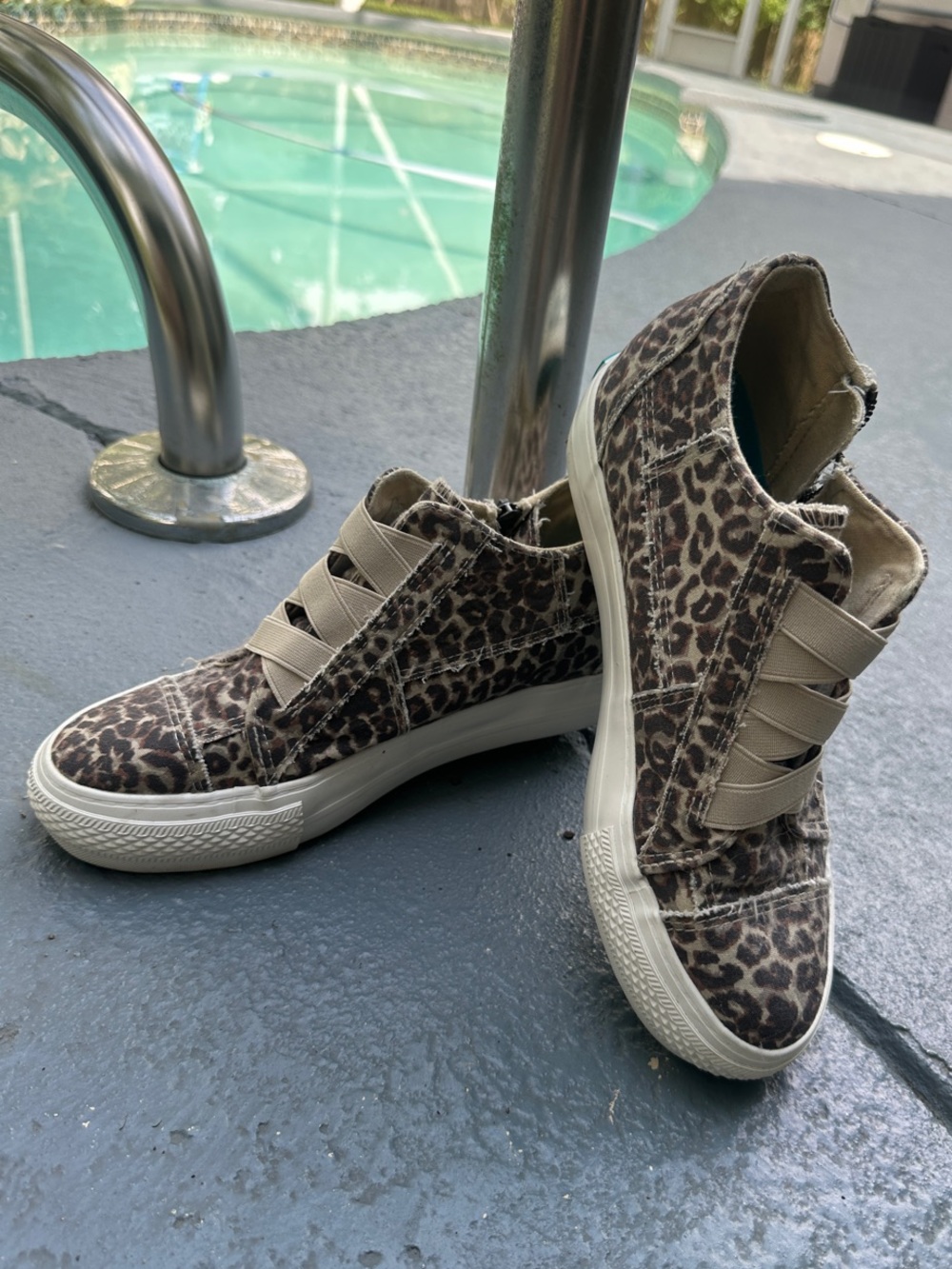 Blowfish leopard print Slip-Ons with zippered sides- size 9, EUC